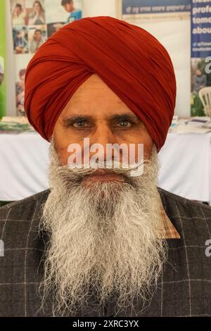 England, Kent, Gravesend, der Guru Nanak Darbar Gurdwara, das jährliche Vaisakhi aka Baisakhi Festival am 13. April, Bärtiger in bunten traditionellen Sikh-Kostümen gekleidet Stockfoto