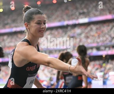 August 2024; Olympische Spiele in Paris, Paris, Frankreich, 14. Tag; Athletics Morning Session, Womens 4x100 m Staffel, Hunt of Great Britain sammelt eine Flagge, um ihre Silbermedaille zu feiern Stockfoto