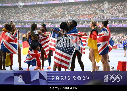 August 2024; Olympische Spiele in Paris, Paris, Frankreich, 14. Tag; Athletics Morning Session, Frauen 4x100 m Staffelfinale, Frauen aus den USA, Großbritannien und Deutschland feiern ihre Medaillen Stockfoto