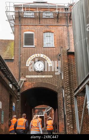 England, Kent, Faversham, Shepherd Neame, Großbritanniens ältester Brauer, Innenansicht mit Tourgruppe Stockfoto