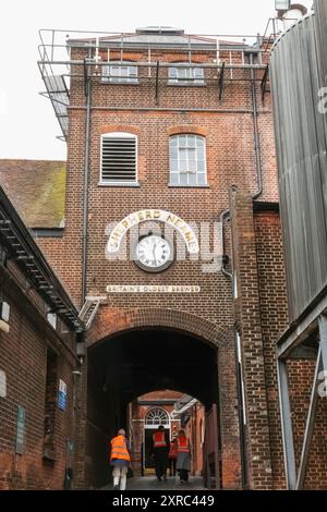 England, Kent, Faversham, Shepherd Neame, Großbritanniens ältester Brauer, Innenansicht mit Tourgruppe Stockfoto