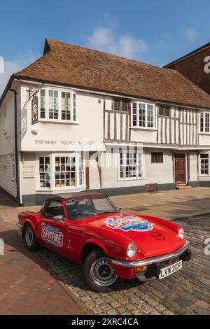 England, Kent, Faversham, Annual Festival of Transport, Shepherd Neame Vintage Triumph Spitfire Car vor der Brauerei Shop und Büros Stockfoto