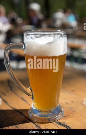 Ein Glas Weizenbier im Biergarten Stockfoto