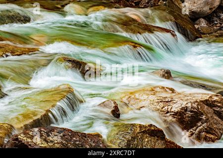 Fließendes Wasser über Felsstufen in einem Gebirgsbach Stockfoto