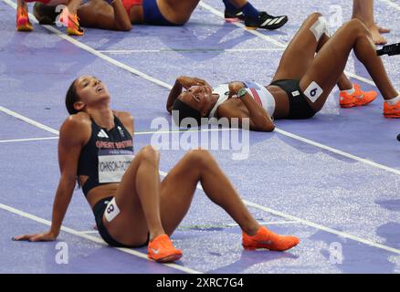 Paris, Frankreich. August 2024. Die Teilnehmer liegen nach dem Frauenheptathlon 800 m bei den Olympischen Spielen 2024 im Stade de France in Paris, Frankreich, am Freitag, den 9. August 2024. Foto: Paul Hanna/UPI. Quelle: UPI/Alamy Live News Stockfoto