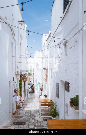 Unterwegs in den malerischen Gassen der weißen Stadt Ostuni in Apulien, Süditalien Stockfoto