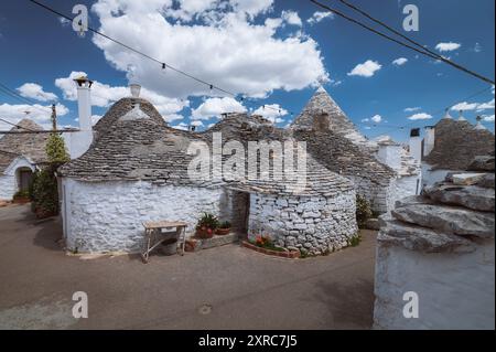 Blick auf die romantischen Gassen von Alberobello in Apulien, Süditalien, mit seinen typischen kleinen, weißen Rundhäusern. UNESCO-Weltkulturerbe Stockfoto