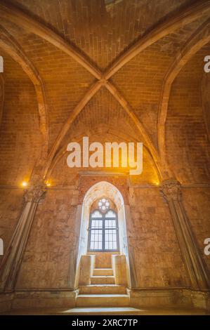 Innenansicht einer Halle im Castel del Monte in Apulien Stockfoto