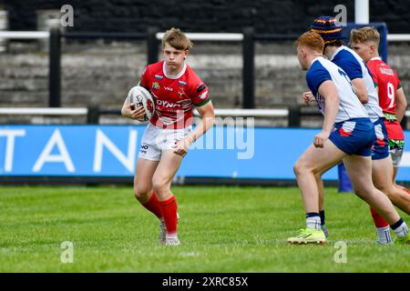 Neath, Wales. 3. August 2024. Samuel Dickenson aus Wales im Einsatz während des U16 Four Nations Rugby League Championship-Spiels zwischen Wales und England Community Lions am 3. August 2024 bei den Lextan Gnoll in Neath, Wales, Großbritannien. Quelle: Duncan Thomas/Majestic Media. Stockfoto