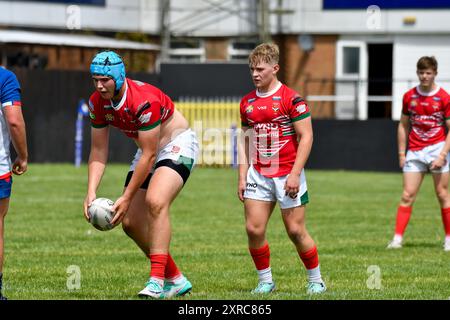 Neath, Wales. 3. August 2024. Jake Sheppard aus Wales ist dabei, den Ball für Finlay Walker of Wales während des U16 Four Nations Rugby League Championship-Spiels zwischen Wales und England Community Lions am 3. August 2024 bei den Lextan Gnoll in Neath, Wales, Großbritannien, zu setzen. Quelle: Duncan Thomas/Majestic Media. Stockfoto