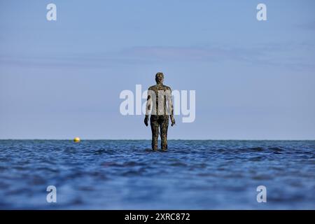 Antony Gormley Eine Andere Zeitstatue. EIN WEITERES MAL ist eine Serie von hundert massiven gusseisernen Figuren von Antony Gormley Stockfoto