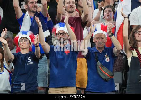 Paris, Frankreich. August 2024. Französische Fans jubeln, bevor Frankreich Belgien beim Halbfinale der Frauen in Paris 2024 in der Bercy Arena in Paris trifft, Frankreich, am Freitag, den 9. August 2024. Foto: Richard Ellis/UPI Credit: UPI/Alamy Live News Stockfoto