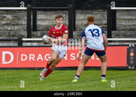 Neath, Wales. 3. August 2024. Samuel Dickenson aus Wales im Einsatz während des U16 Four Nations Rugby League Championship-Spiels zwischen Wales und England Community Lions am 3. August 2024 bei den Lextan Gnoll in Neath, Wales, Großbritannien. Quelle: Duncan Thomas/Majestic Media. Stockfoto