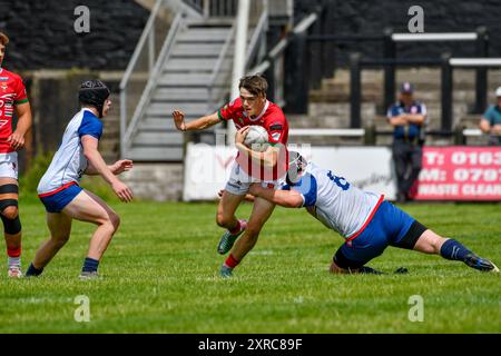 Neath, Wales. 3. August 2024. Ralf Roberts aus Wales wird von Joseph Higgins-Meadows von England Community Lions während des U16 Four Nations Rugby League Championship-Spiels zwischen Wales und England Community Lions am 3. August 2024 bei den Lextan Gnoll in Neath, Wales, Großbritannien, bekämpft. Quelle: Duncan Thomas/Majestic Media. Stockfoto