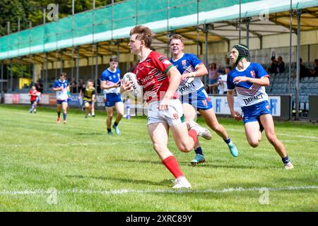 Neath, Wales. 3. August 2024. Samuel Dickenson aus Wales erzielte seinen zweiten Versuch während des U16 Four Nations Rugby League Championship-Spiels zwischen Wales und England Community Lions beim Lextan Gnoll in Neath, Wales, Großbritannien am 3. August 2024. Quelle: Duncan Thomas/Majestic Media. Stockfoto