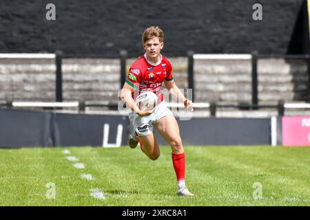 Neath, Wales. 3. August 2024. Samuel Dickenson aus Wales spielt mit dem Ball während des U16 Four Nations Rugby League Championship-Spiels zwischen Wales und England Community Lions am 3. August 2024 im Lextan Gnoll in Neath, Wales, Großbritannien. Quelle: Duncan Thomas/Majestic Media. Stockfoto