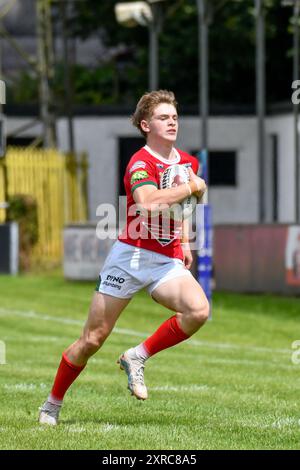 Neath, Wales. 3. August 2024. Samuel Dickenson aus Wales spielt mit dem Ball während des U16 Four Nations Rugby League Championship-Spiels zwischen Wales und England Community Lions am 3. August 2024 im Lextan Gnoll in Neath, Wales, Großbritannien. Quelle: Duncan Thomas/Majestic Media. Stockfoto