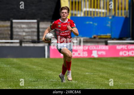 Neath, Wales. 3. August 2024. Samuel Dickenson aus Wales spielt mit dem Ball während des U16 Four Nations Rugby League Championship-Spiels zwischen Wales und England Community Lions am 3. August 2024 im Lextan Gnoll in Neath, Wales, Großbritannien. Quelle: Duncan Thomas/Majestic Media. Stockfoto