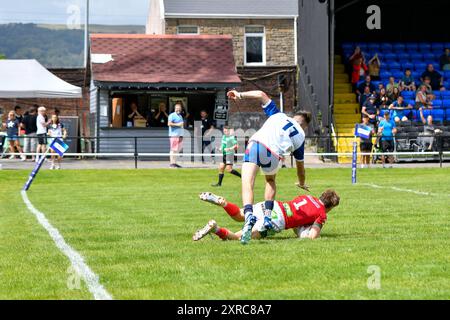 Neath, Wales. 3. August 2024. Samuel Dickenson aus Wales erzielte seinen zweiten Versuch während des U16 Four Nations Rugby League Championship-Spiels zwischen Wales und England Community Lions beim Lextan Gnoll in Neath, Wales, Großbritannien am 3. August 2024. Quelle: Duncan Thomas/Majestic Media. Stockfoto