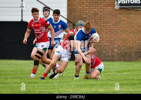 Neath, Wales. 3. August 2024. JAC Jones of Wales trifft sich mit Reece Galvin von England Community Lions während des U16 Four Nations Rugby League Championship-Spiels zwischen Wales und England Community Lions am 3. August 2024 bei den Lextan Gnoll in Neath, Wales, Großbritannien. Quelle: Duncan Thomas/Majestic Media. Stockfoto