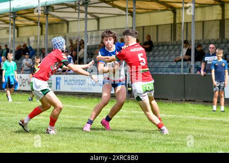 Neath, Wales. 3. August 2024. Ralf Roberts aus Wales trifft Travis-Jack Morse von England Community Lions während des U16 Four Nations Rugby League Championship-Spiels zwischen Wales und England Community Lions am 3. August 2024 bei den Lextan Gnoll in Neath, Wales, Großbritannien. Quelle: Duncan Thomas/Majestic Media. Stockfoto