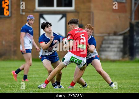 Neath, Wales. 3. August 2024. Reece Galvin von England Community Lions trifft auf Ralf Roberts aus Wales während des U16-Spiels der U4 Nations Rugby League zwischen Wales und England Community Lions am 3. August 2024 bei den Lextan Gnoll in Neath, Wales, Großbritannien. Quelle: Duncan Thomas/Majestic Media. Stockfoto