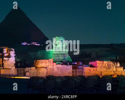 Panoramablick auf die Beleuchtung der großen Sphinx von Gizeh neben der Pyramide von Kefren während der nächtlichen Lichtshow in El Kairo Ägypten Stockfoto