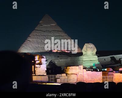 Panoramablick auf die Beleuchtung der großen Sphinx von Gizeh neben der Pyramide von Kefren während der nächtlichen Lichtshow in El Kairo Ägypten Stockfoto