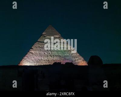 Panoramablick Beleuchtung der Pyramide von Gizeh, Kefren während der Nachtlichtshow in El Kairo Ägypten Stockfoto