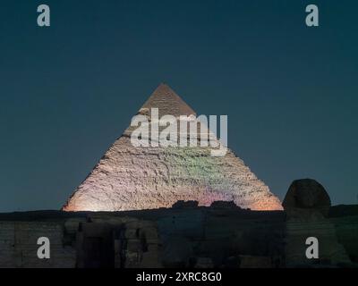 Panoramablick Beleuchtung der Pyramide von Gizeh, Kefren während der Nachtlichtshow in El Kairo Ägypten Stockfoto