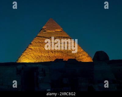 Panoramablick Beleuchtung der Pyramide von Gizeh, Kefren während der Nachtlichtshow in El Kairo Ägypten Stockfoto