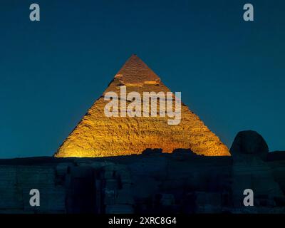 Panoramablick Beleuchtung der Pyramide von Gizeh, Kefren während der Nachtlichtshow in El Kairo Ägypten Stockfoto