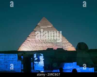 Panoramablick auf die Beleuchtung der großen Sphinx von Gizeh neben der Pyramide von Kefren während der nächtlichen Lichtshow in El Kairo Ägypten Stockfoto