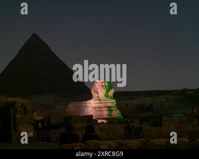 Panoramablick auf die Beleuchtung der großen Sphinx von Gizeh neben der Pyramide von Kefren während der nächtlichen Lichtshow in El Kairo Ägypten Stockfoto