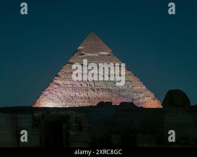 Panoramablick Beleuchtung der Pyramide von Gizeh, Kefren während der Nachtlichtshow in El Kairo Ägypten Stockfoto