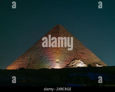 Panoramablick Beleuchtung der Pyramide von Gizeh, Kefren während der Nachtlichtshow in El Kairo Ägypten Stockfoto