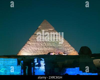 Panoramablick Beleuchtung der Pyramide von Gizeh, Kefren während der Nachtlichtshow in El Kairo Ägypten Stockfoto