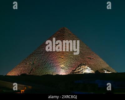 Panoramablick Beleuchtung der Pyramide von Gizeh, Kefren während der Nachtlichtshow in El Kairo Ägypten Stockfoto