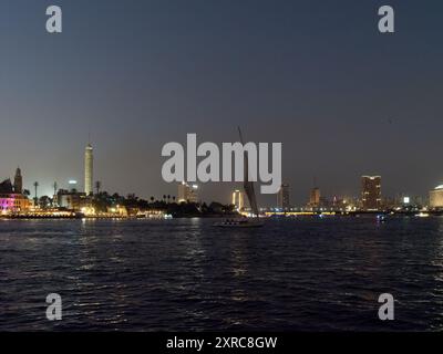 Nächtlicher Blick auf die Stadt Kairo von einem Boot auf dem Nil, Ägypten Stockfoto