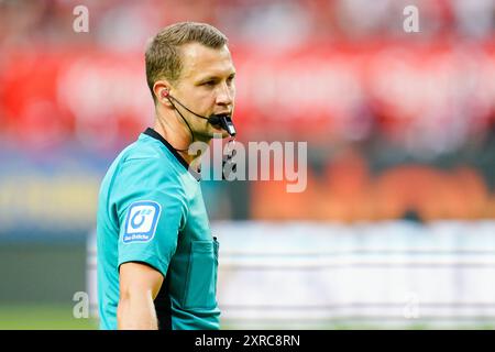 Kaiserslautern, Deutschland. August 2024. Fußball: Bundesliga 2, 1. FC Kaiserslautern - SpVgg Greuther Fürth, Spieltag 2, Fritz Walter Stadium. Schiedsrichter Florian Lechner hat seine Pfeife im Mund. Hinweis: Uwe Anspach/dpa – WICHTIGER HINWEIS: gemäß den Vorschriften der DFL Deutscher Fußball-Liga und des DFB Deutscher Fußball-Bundes ist es verboten, im Stadion und/oder des Spiels aufgenommene Fotografien in Form von sequenziellen Bildern und/oder videoähnlichen Fotoserien zu verwenden oder zu nutzen./dpa/Alamy Live News Stockfoto