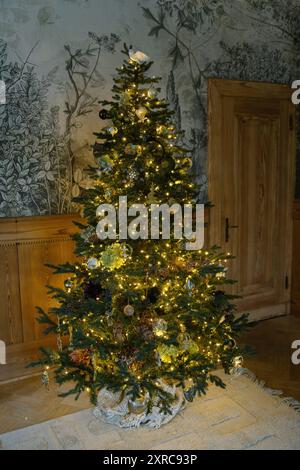 Festlich geschmückter Weihnachtsbaum in einer alten Villa Stockfoto