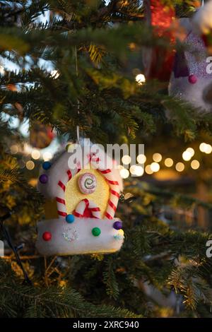 Kleines Zuckerhaus als Weihnachtsbaumschmuck in einem Weihnachtsbaum Stockfoto