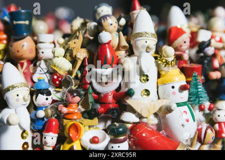 Kleine Weihnachtsbaumfiguren Stockfoto