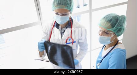Ärzte in der Klinik betrachten eine Röntgenaufnahme der Lunge Stockfoto