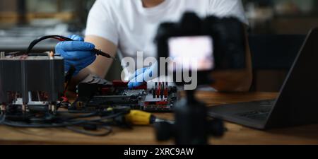 Ein Mann macht einen vlog über die Reparatur eines pcs Stockfoto