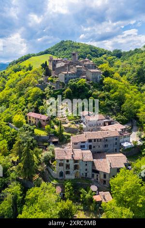 Luftaufnahme der mittelalterlichen Burg und des Dorfes Vigoleno, Bezirk Piacenza, Emilia-Romagna, Italien, Stockfoto