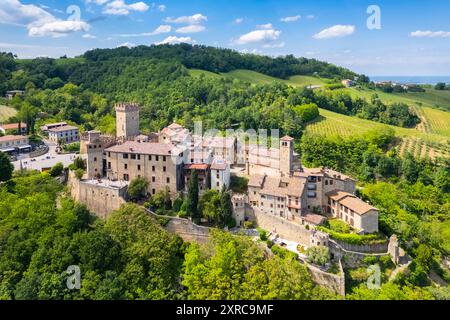 Luftaufnahme der mittelalterlichen Burg und des Dorfes Vigoleno, Bezirk Piacenza, Emilia-Romagna, Italien, Stockfoto