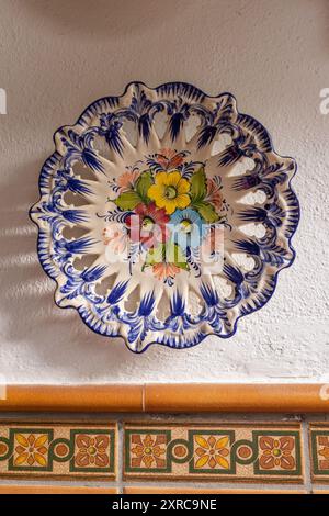 Centro District, Cordoba, Provinz Cordoba, Andalusien, Spanien. Farbenfrohe Keramikplatte, die an einer Wand hängt. Stockfoto