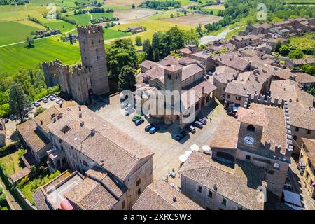 Luftaufnahme der mittelalterlichen Burg und der Stadt Castell'Arquato im Frühling, Arda-Tal, Emilia-Romagna, Italien, Europa, Stockfoto