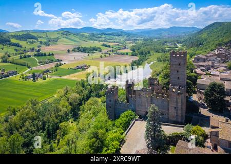 Luftaufnahme der mittelalterlichen Burg und der Stadt Castell'Arquato im Frühling, Arda-Tal, Emilia-Romagna, Italien, Europa, Stockfoto